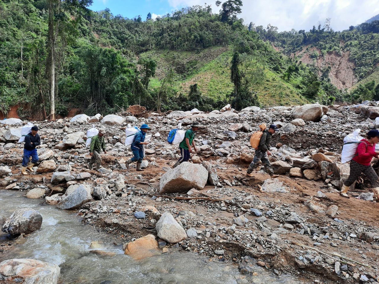 Tiep te nguoi dan Quang Nam anh 7