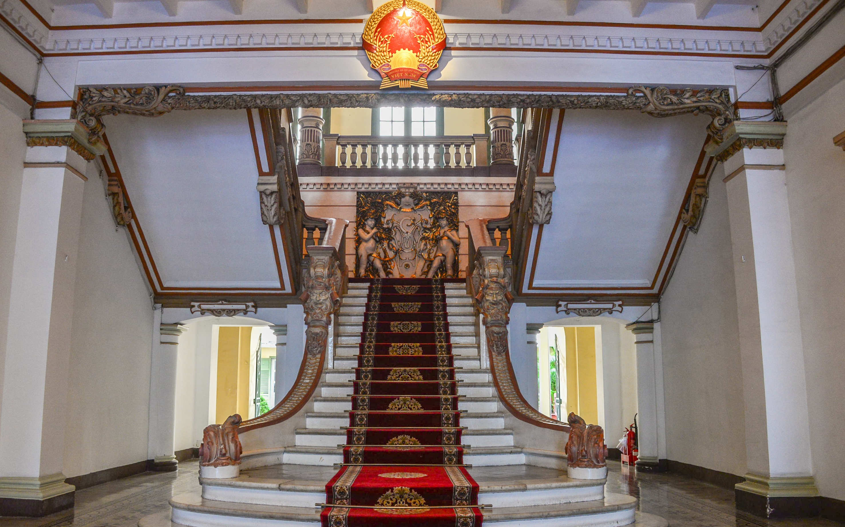 Kien truc doc dao ben trong tru so UBND TP.HCM hinh anh