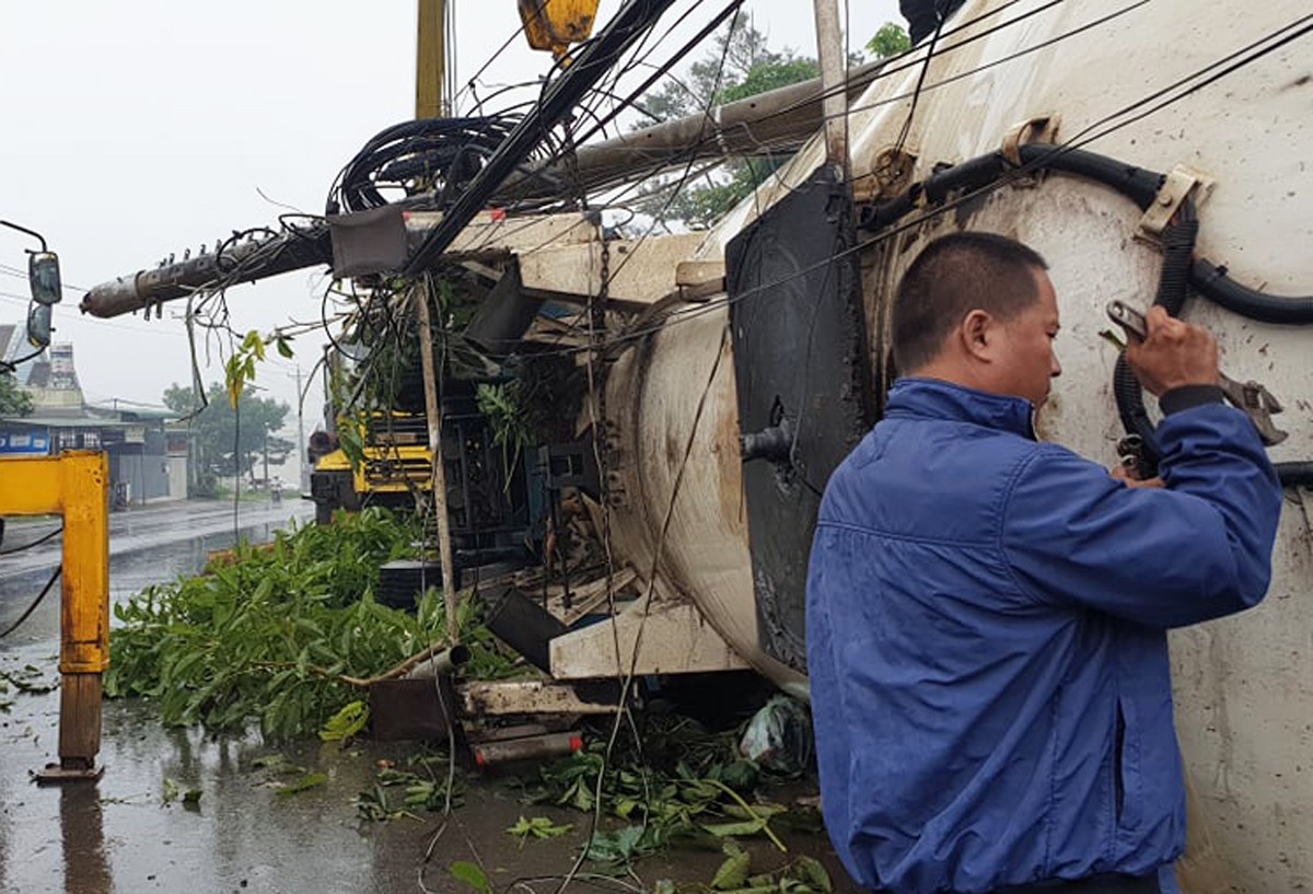 Xe bon gay doi sau khi tong hang loat nha cua, xe co hinh anh