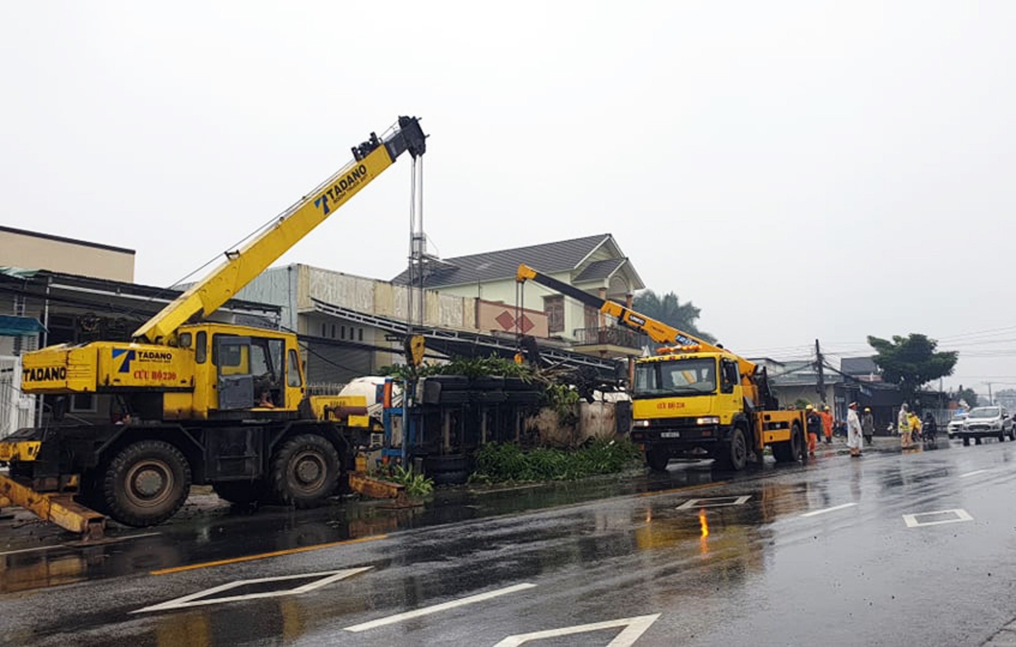 Xe bon gay doi tai Bao Loc anh 2