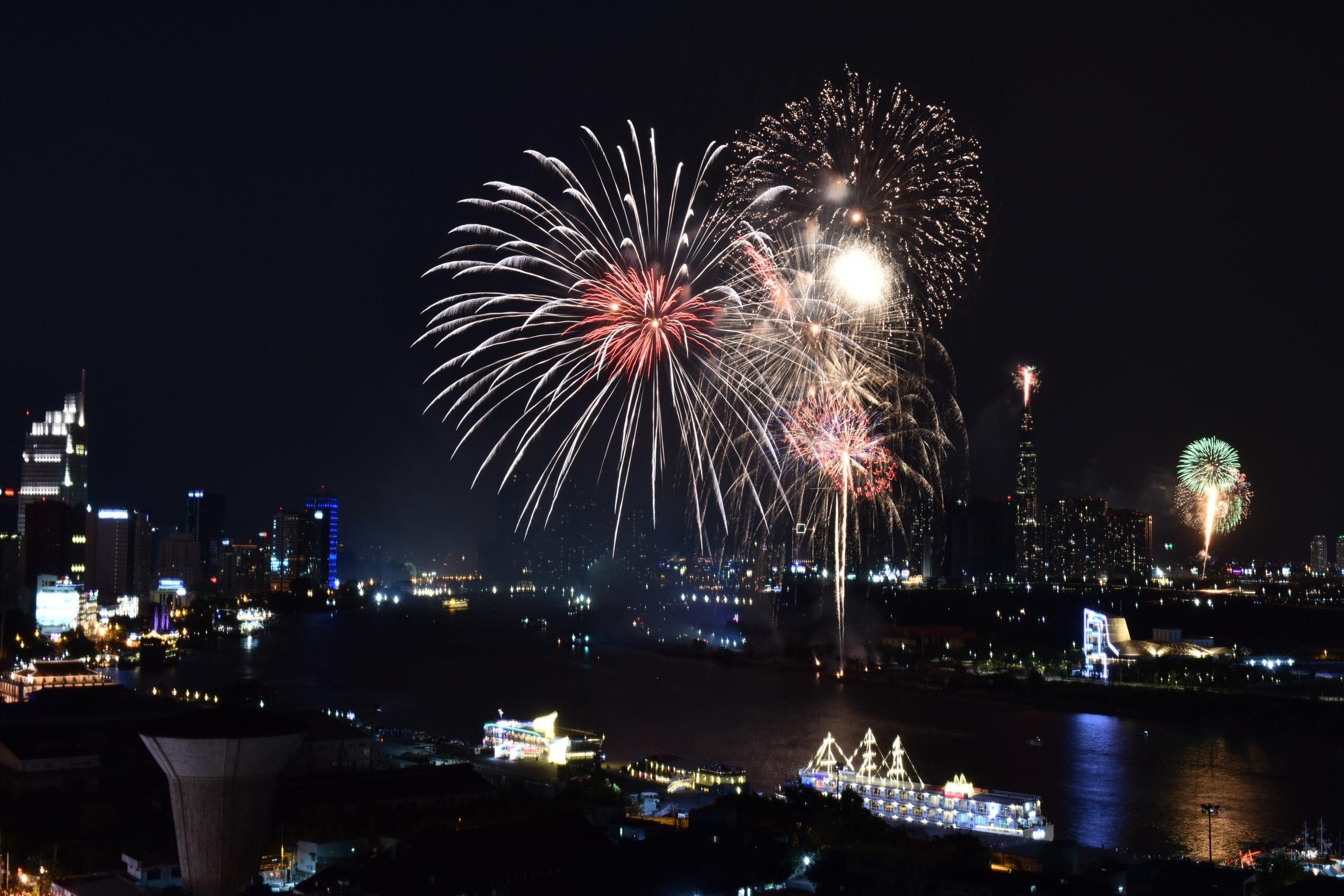 Noi ban phao hoa HCM anh 1