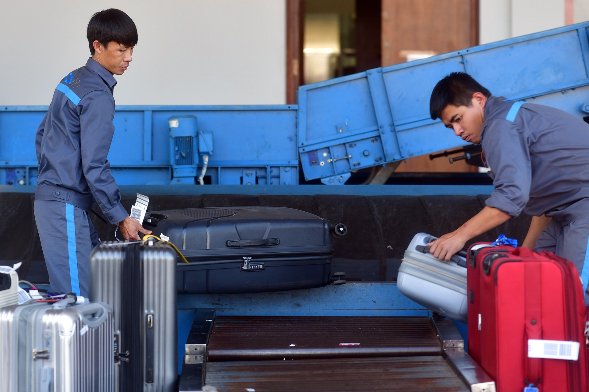 Nhan vien san bay TSN nghi mac Covid-19 khong tiep xuc hanh khach hinh anh