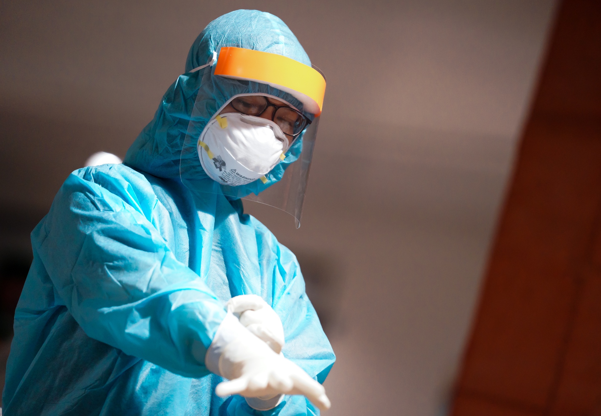 TP.HCM xet nghiem Covid-19 cho khach bay den tu 3 noi hinh anh