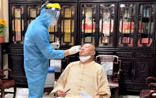 32 nguoi lien quan chua Vien Giac am tinh voi SARS-CoV-2 hinh anh