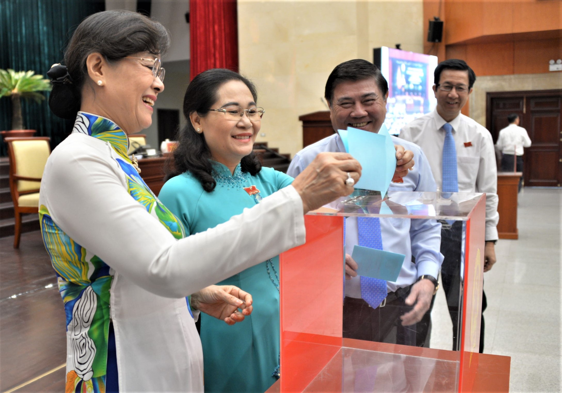 Ong Nguyen Van Dung lam Pho chu tich HDND HCM anh 1