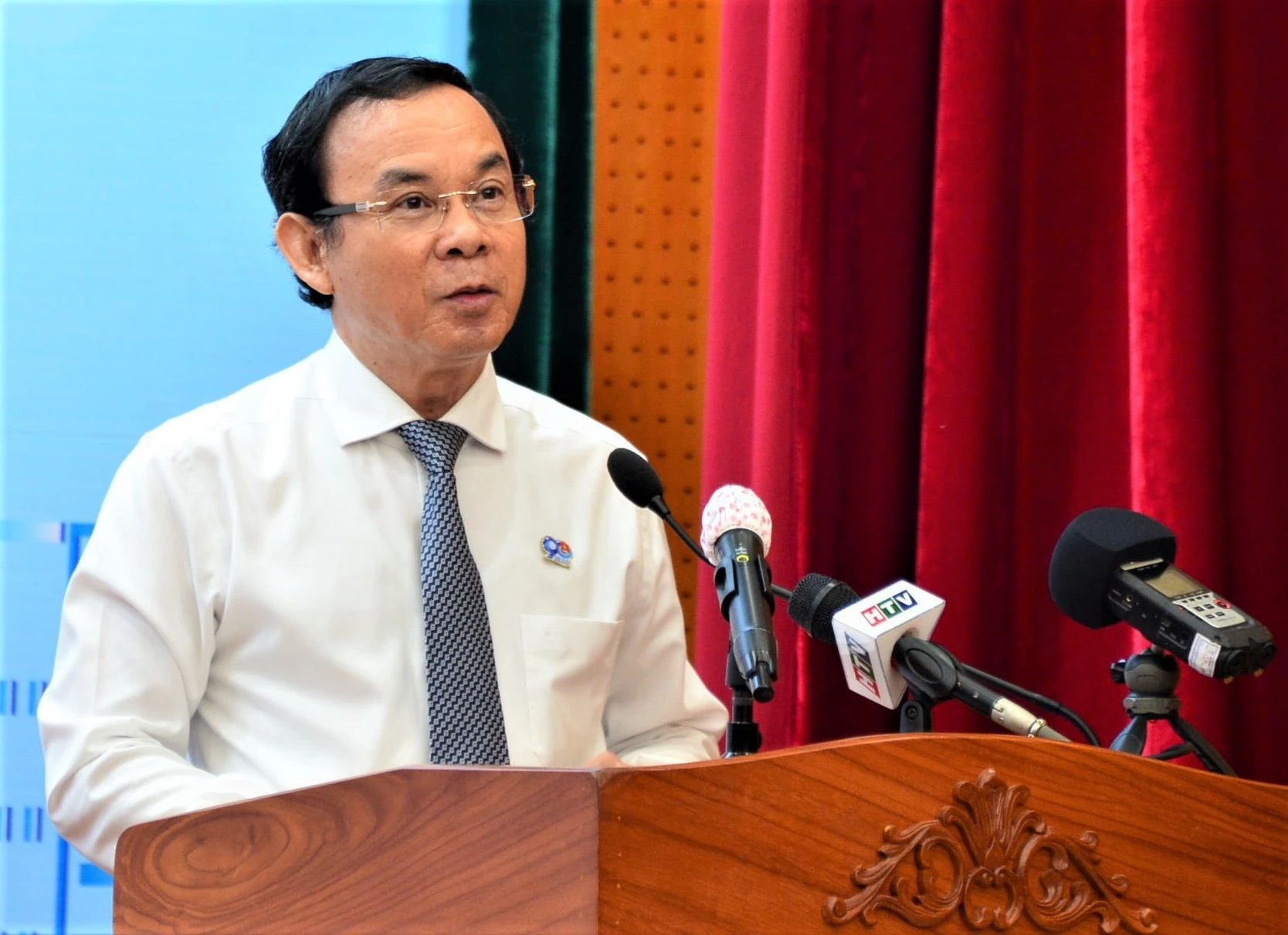 Bi thu Nguyen Van Nen tiep xuc nguoi tre anh 1