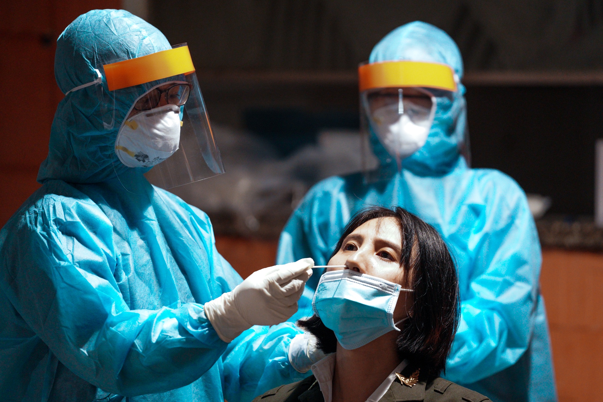 Quan Binh Tan xet nghiem khan cap 89 nguoi lien quan ca mac Covid-19 hinh anh