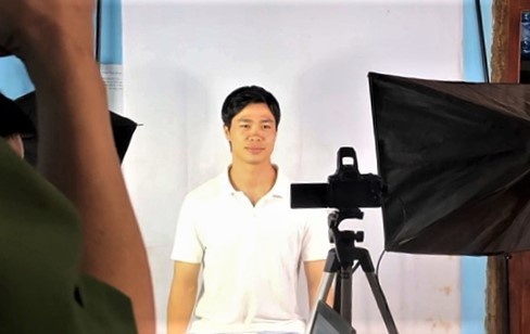 Xuan Truong, Cong Phuong di lam CCCD gan chip dien tu hinh anh