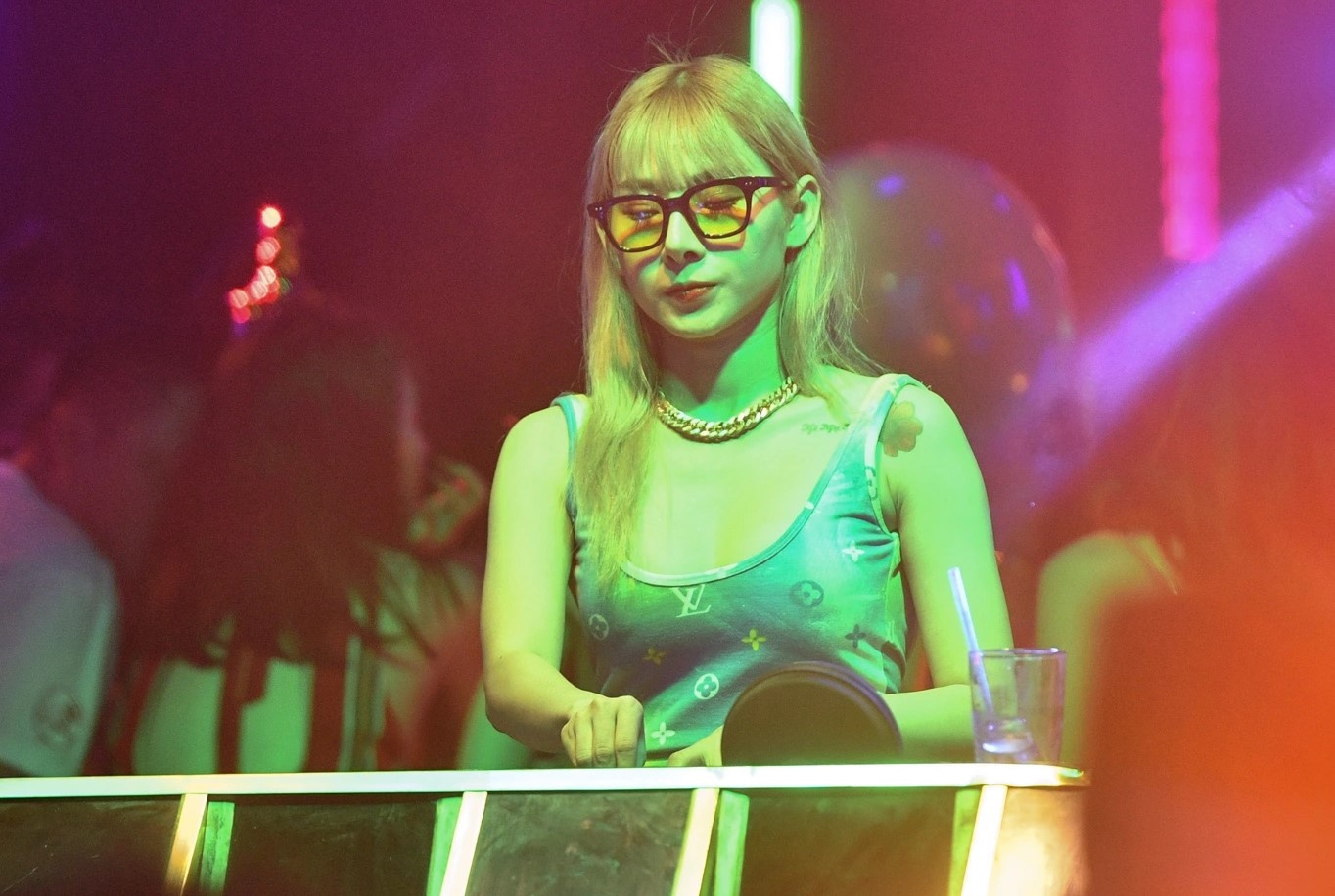 TP.HCM dung hoat dong quan bar, karaoke, vu truong tu 18h hom nay hinh anh