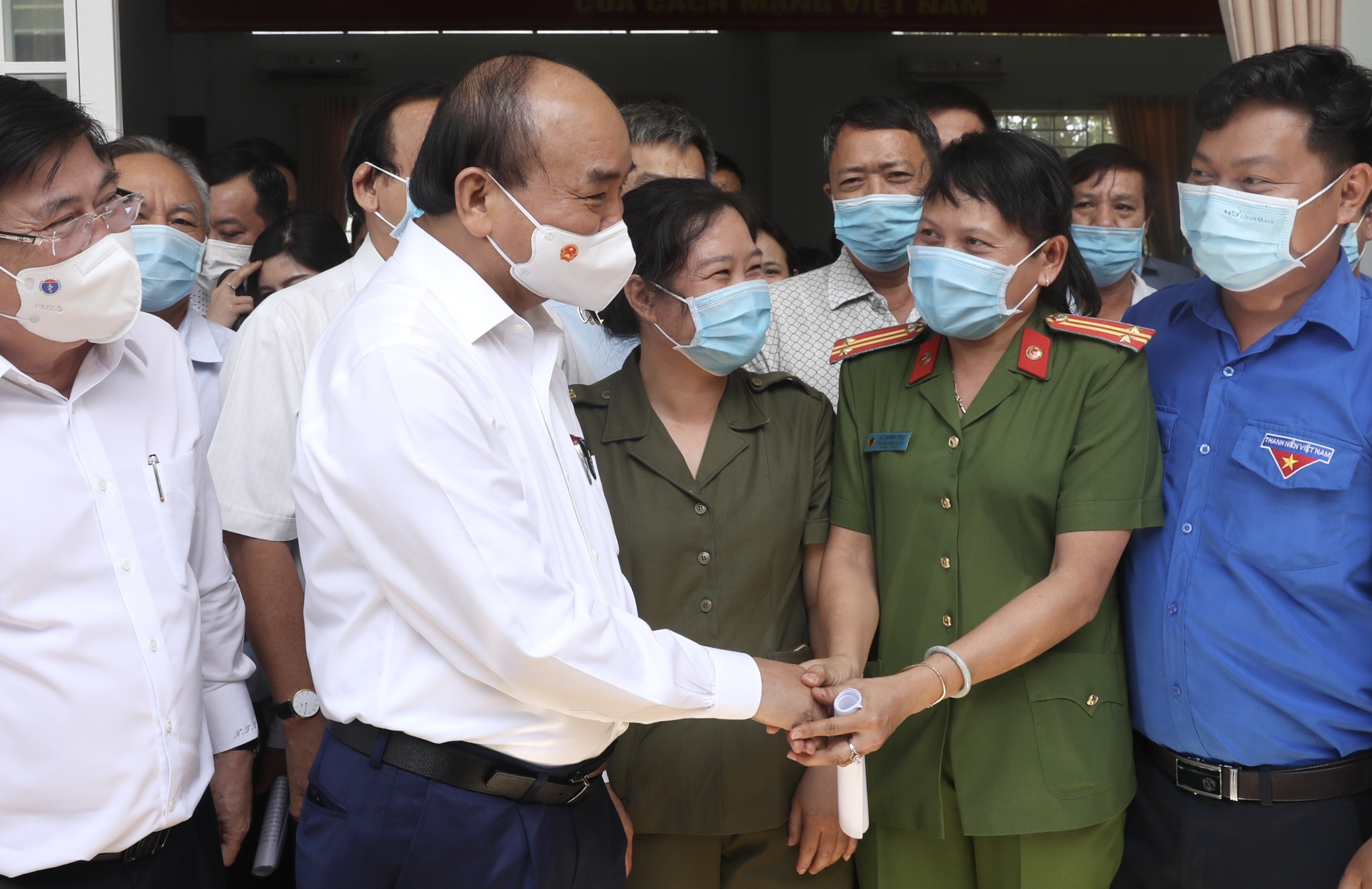 Chu tich nuoc tiep xuc cu tri anh 12