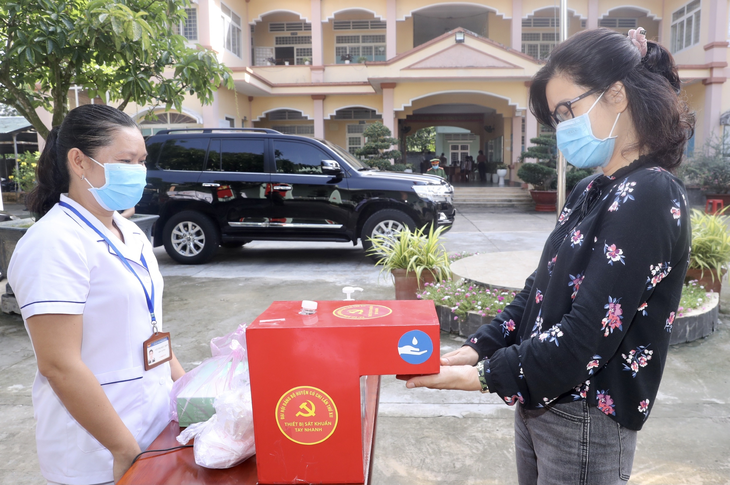 Chu tich nuoc tiep xuc cu tri anh 2