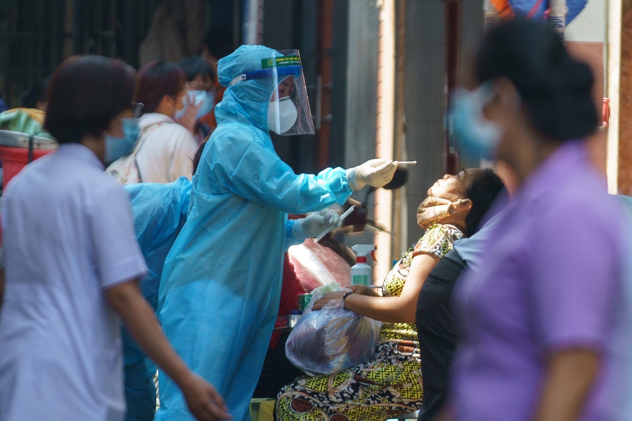 TP.HCM phong toa mot con hem o quan 3 lien quan ca nghi nhiem nCoV hinh anh