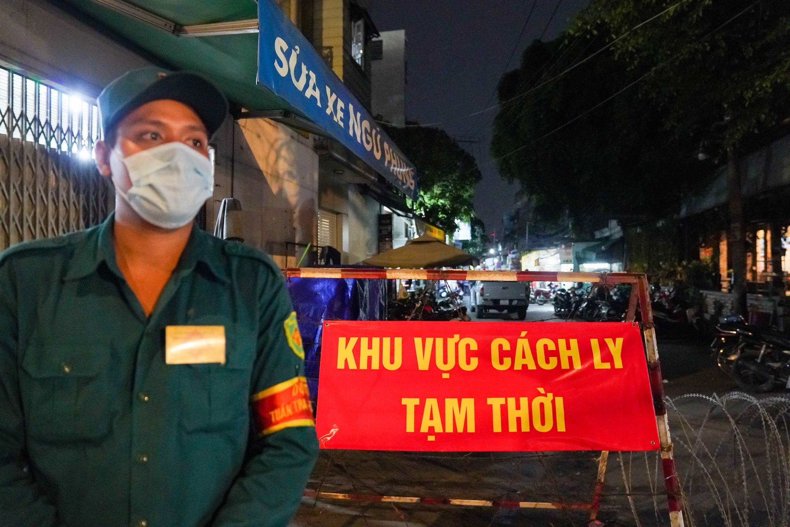 TP.HCM tim nguoi den quan an o Xom Chieu hinh anh