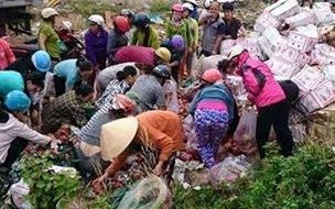 Xe tai roi xuong cau, nguoi dan mua hoa qua nat giup tai xe hinh anh