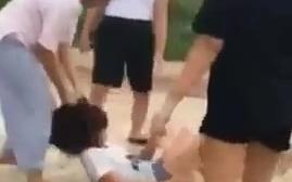Nu sinh Hai Duong bi nhom ban danh hoi dong hinh anh