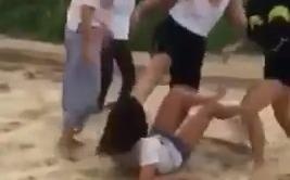 Nu sinh bi danh hoi dong hinh anh