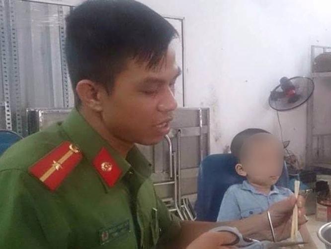 Canh sat Phong chay Chua chay tim thay be trai Ha Noi bi lac hinh anh