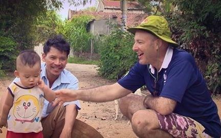 Nguoi dan ong Phi day tieng anh mien phi cho tre em ngheo hinh anh