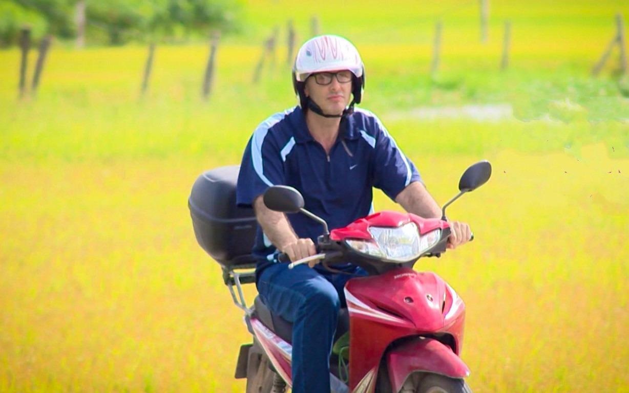 Thay giao nguoi Phap xuc dong truoc mon qua bat ngo hinh anh