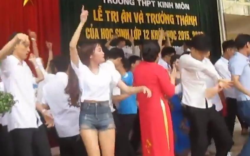 Clip thay co va hoc sinh cung nhay hon loan hinh anh