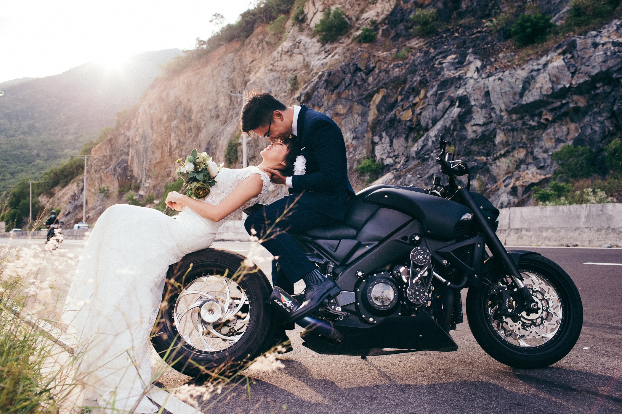 Bo anh cuoi ben xe moto anh 2