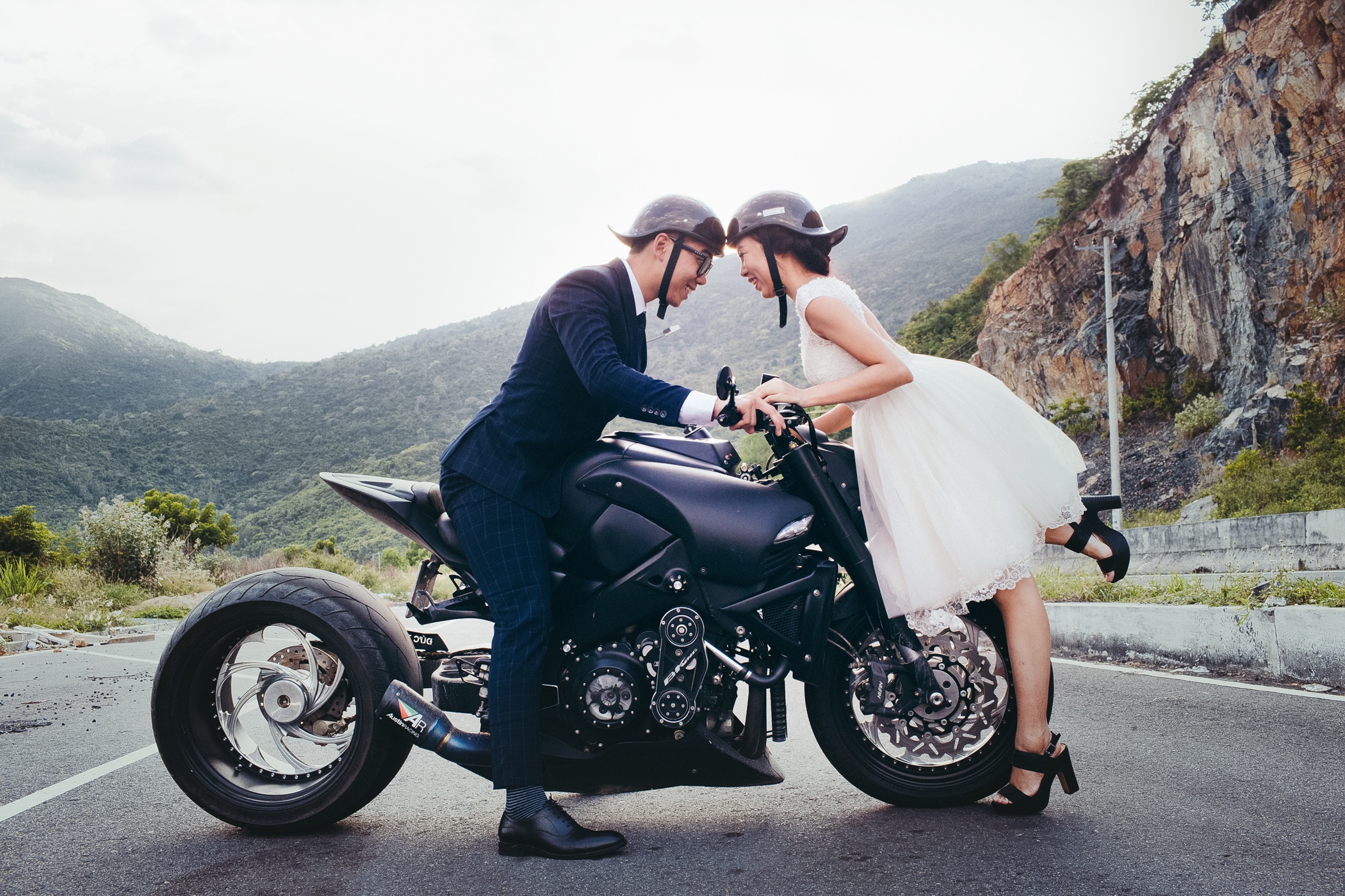 Bo anh cuoi ben xe moto anh 3