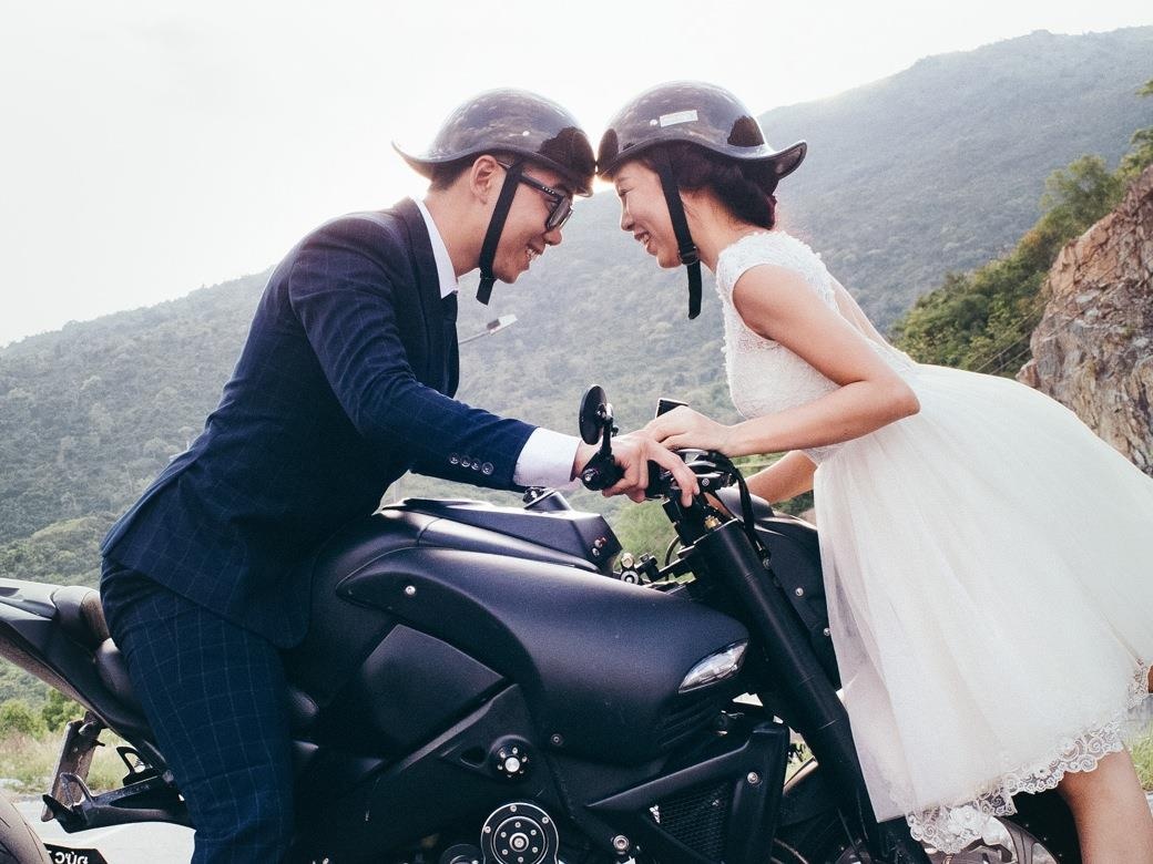 Anh cuoi ben xe moto cua doi tre Ha thanh hinh anh