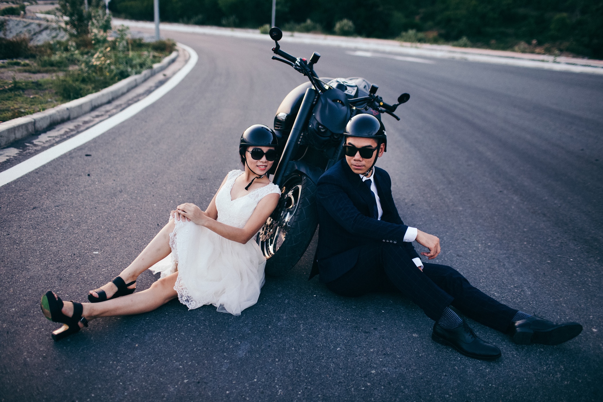 Bo anh cuoi ben xe moto anh 1