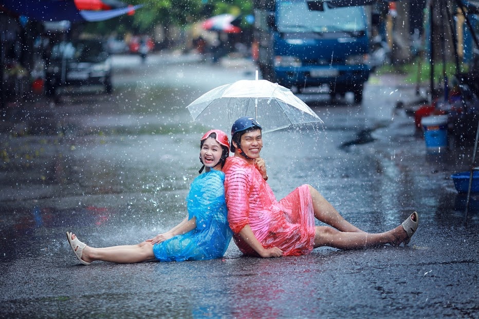 Chụp ảnh cưới với áo mưa ảnh 2 Chup anh cuoi voi ao mua anh 2