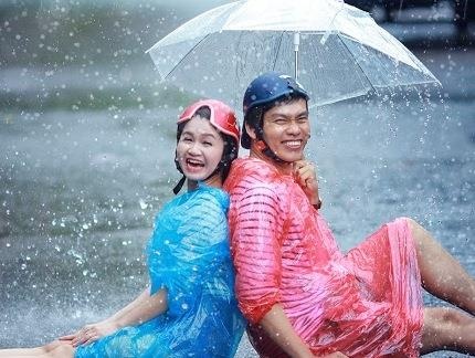 Cap 9X chup anh cuoi voi ao mua, dep to ong hinh anh