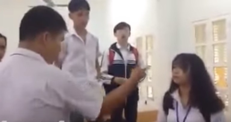 nam sinh tat ban nu trong lop hoc anh 1