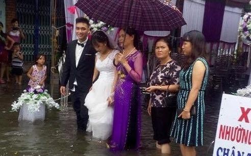 Dam cuoi ngap nuoc cua cap 9X Hai Duong hinh anh