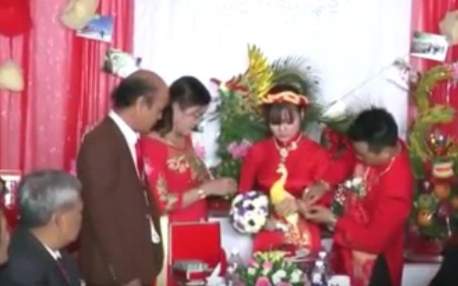 Clip trao 300 luong vang va 50.000 USD lam cua hoi mon hinh anh