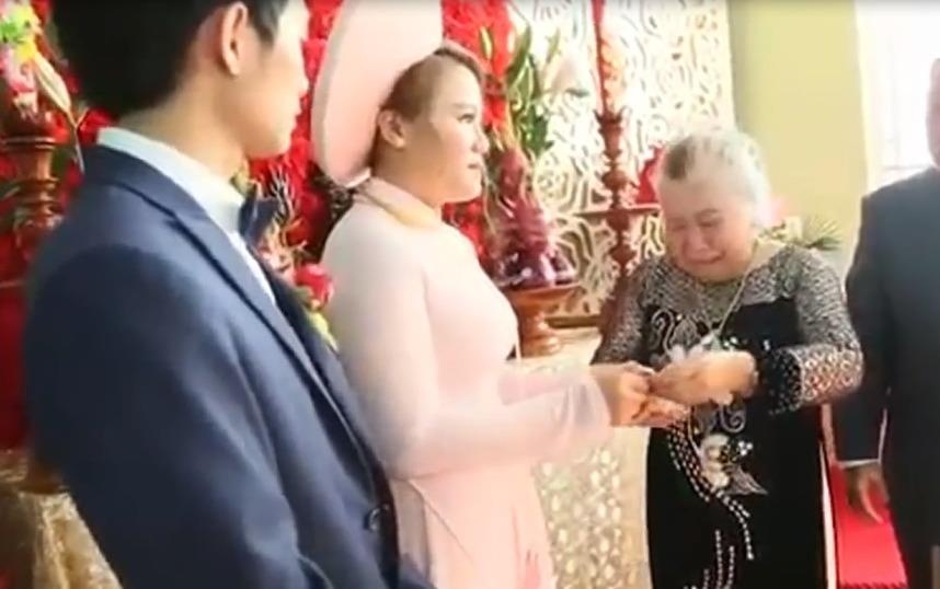 Clip ba ngoai trao 10 cay vang hinh anh