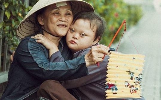 Be gai don Trung thu cung me ben le duong Sai Gon hinh anh