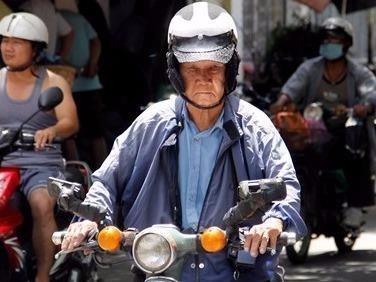Cu ong gan 90 tuoi di phuot xuyen Viet mot minh hinh anh