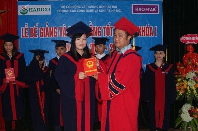 hiệu trưởng từ chức về làm vườn ảnh 1 hieu truong tu chuc ve lam vuon anh 1