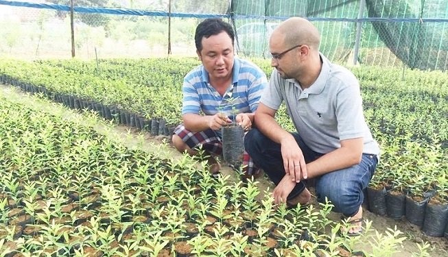 hiệu trưởng từ chức về làm vườn ảnh 2 hieu truong tu chuc ve lam vuon anh 2