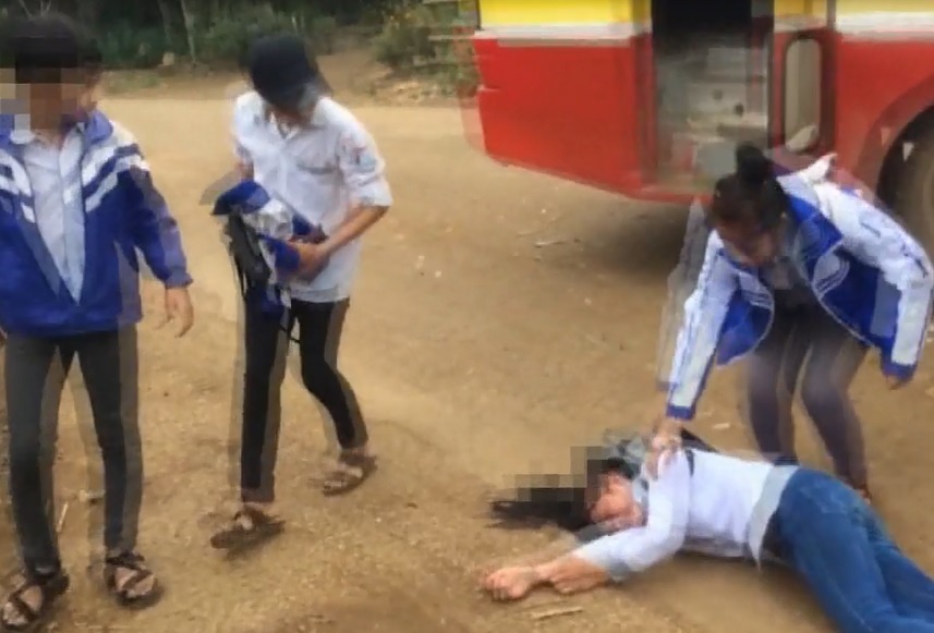 Nam sinh đánh bạn nữ ngất xỉu ảnh 1 Nam sinh danh ban nu ngat xiu anh 1