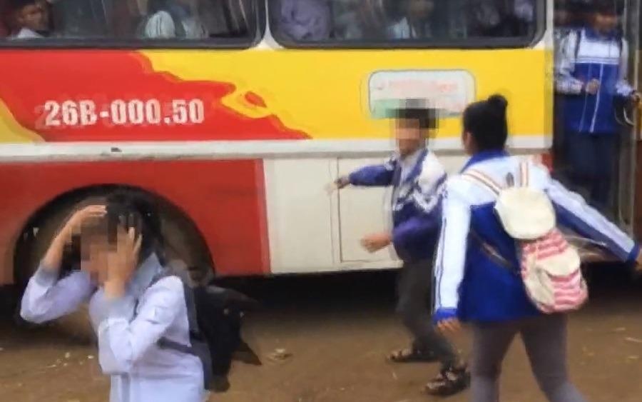 Clip nam sinh danh ban nu ngat xiu hinh anh