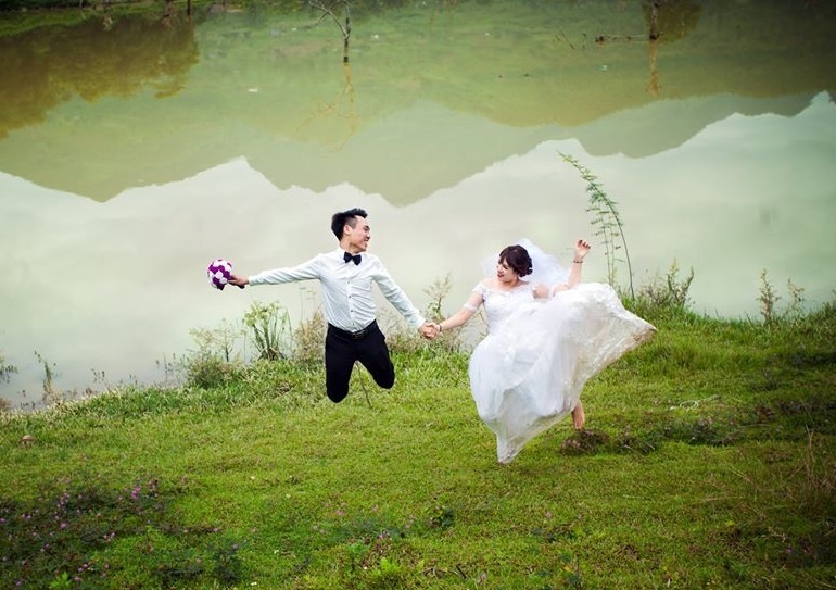 bo anh cuoi hoan doi vi tri anh 10