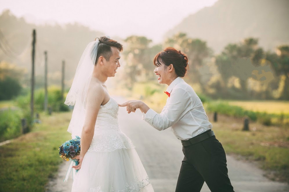 bo anh cuoi hoan doi vi tri anh 1