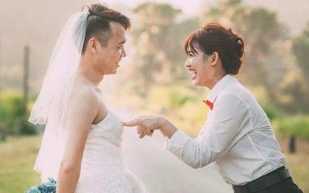 Anh cuoi hoan doi vi tri cua doi tre yeu nhau 7 nam hinh anh