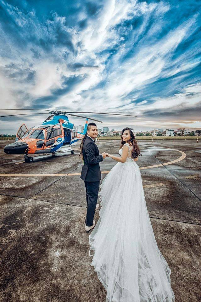 anh cuoi ben truc thang anh 8