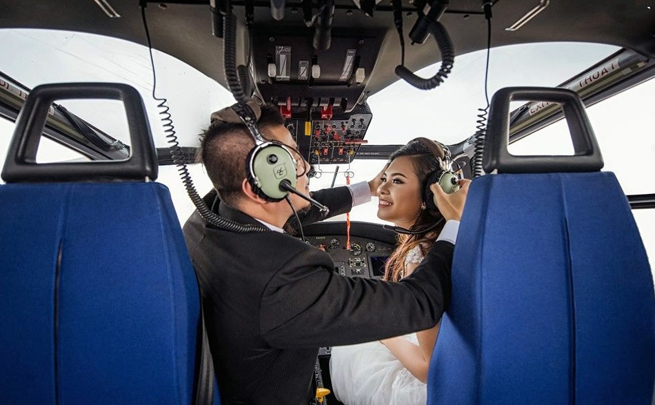 anh cuoi ben truc thang anh 2