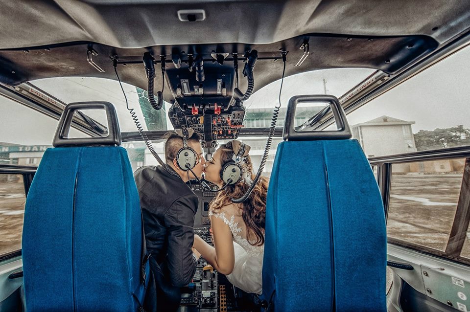 anh cuoi ben truc thang anh 3