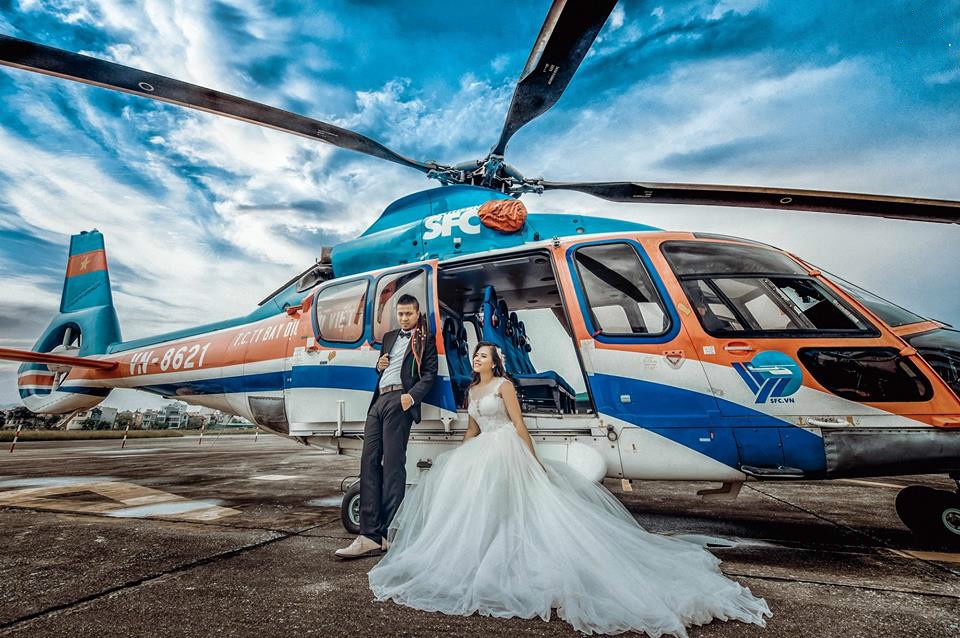 anh cuoi ben truc thang anh 6