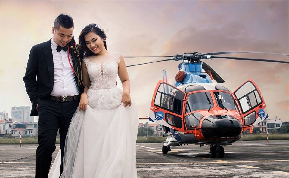 anh cuoi ben truc thang anh 7