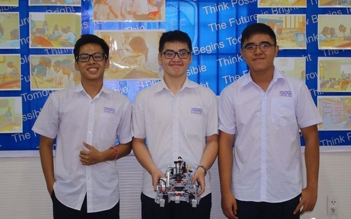 Robot cua hoc sinh lop 12 TP.HCM sap thi dau quoc te hinh anh