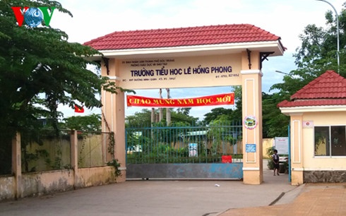 Học sinh không biết đọc được lên lớp ảnh 1 Hoc sinh khong biet doc duoc len lop anh 1